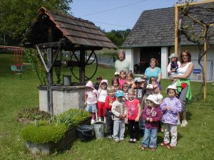 Mehr über den Artikel erfahren Ausflug zum Brunnen in Tschanigraben 4