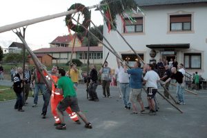 Mehr über den Artikel erfahren Traditionelles Maibaumstellen vor dem Gasthaus Kurta