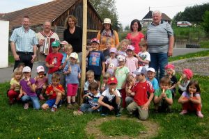 Mehr über den Artikel erfahren Maibaumstellen im gemeindeübergreifenden Kindergarten