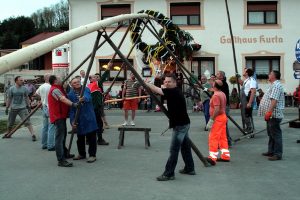 Mehr über den Artikel erfahren Traditioneller Maibaumaufstellen vor dem Gasthaus Kurta