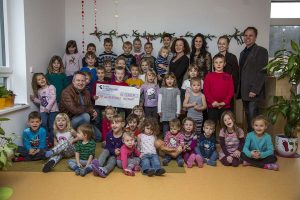 Read more about the article Geldübergabe für Volksschule und Kindergarten